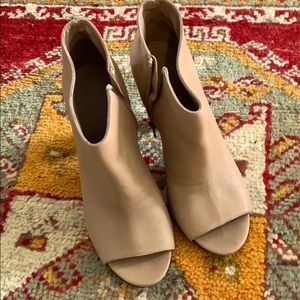 Vince 7.5 nude peep toe shoes